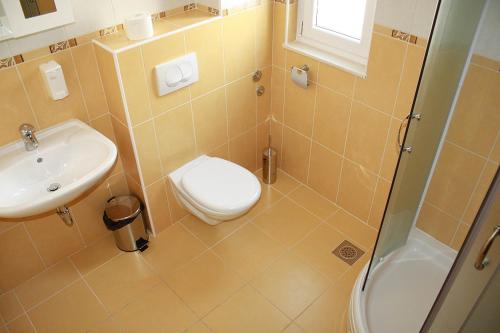 a bathroom with a toilet and a sink at Luxury Apartments Villa Lenka in Podstrana