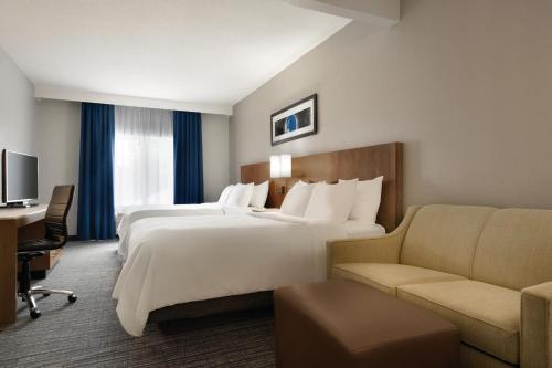 מיטה או מיטות בחדר ב-Radisson Hotel Ames Conference Center at ISU