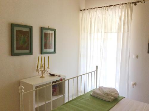 史伯提亞的住宿－Kefalonia apartments - 2 bedroom apartment in orchard, cute veranda, ground floor，卧室内的白色婴儿床,带窗户