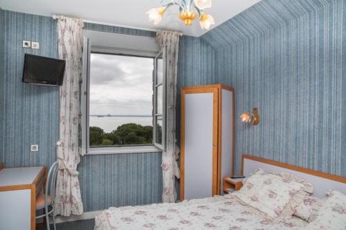 Schlafzimmer mit einem Bett und einem Fenster in der Unterkunft Les Hermelles in Champeaux