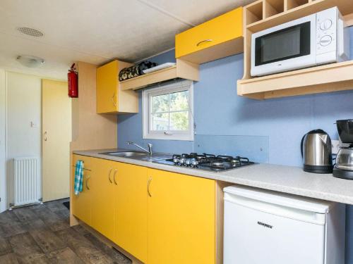 A kitchen or kitchenette at Holiday Home Prinsenmeer-19 by Interhome