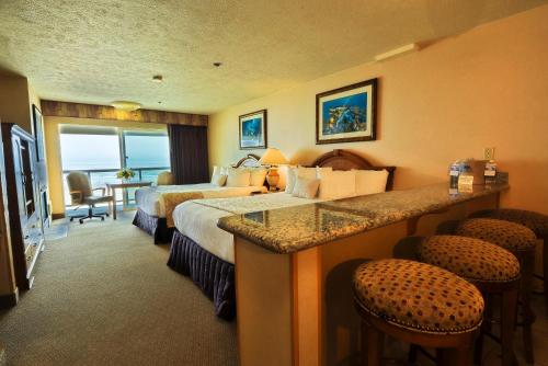Postel nebo postele na pokoji v ubytování Promenade Inn & Suites Oceanfront