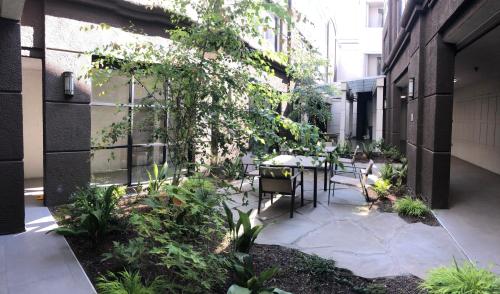 a courtyard with a table and chairs in a building at Country Inn & Suites by Radisson, San Jose International Airport, CA in San Jose