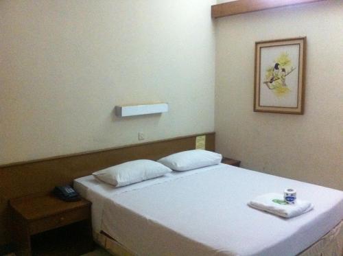 เตียงในห้องที่ Harmony Inn