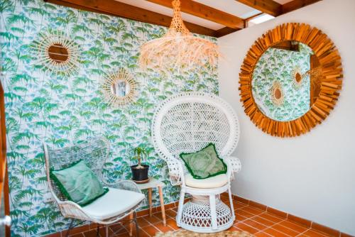 コラレホにあるBungalow Paradise Seaview Corralejo By Holidays Homeの白い椅子2脚と鏡付きの部屋