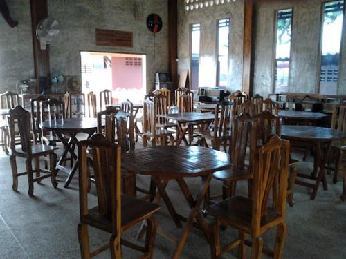 Restoranas ar kita vieta pavalgyti apgyvendinimo įstaigoje Tamarind Grand Resort Mae Sariang