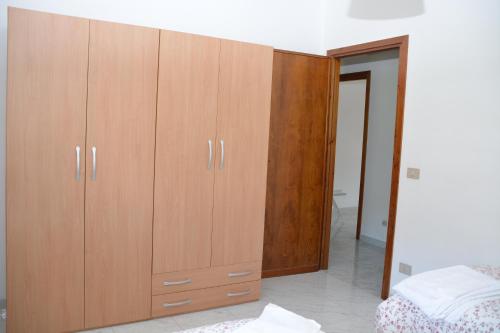a bedroom with wooden cabinets and a bed at BnB acasaconme in Lucito