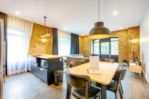 a dining room with a table and chairs at Les Lofts de la Gare - Par Les Lofts Vieux-Québec in Quebec City