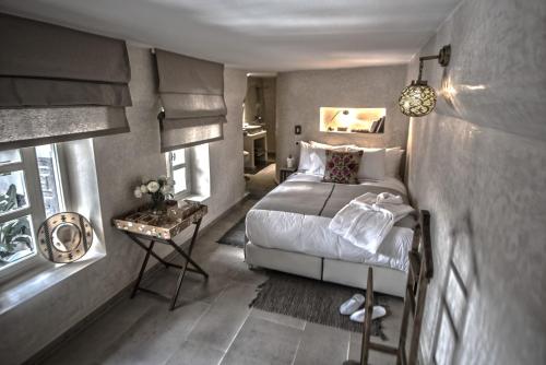 - une petite chambre avec un lit et une table dans l'établissement Dar Mayshad, à Rabat