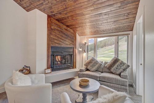 ein Wohnzimmer mit einem Sofa und einem Kamin in der Unterkunft Fp304 Foxpine Inn Condo in Copper Mountain