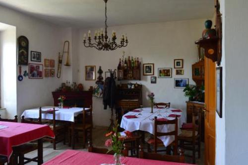 un comedor con mesas y sillas y una lámpara de araña en Locanda il Cacciatore, en Pari