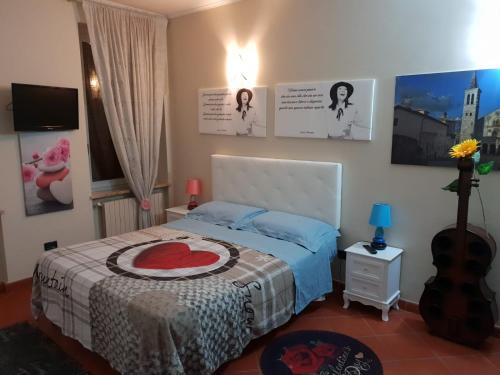 ein Schlafzimmer mit einem Bett mit einem roten Herz darauf in der Unterkunft Centralhouse in Spoleto