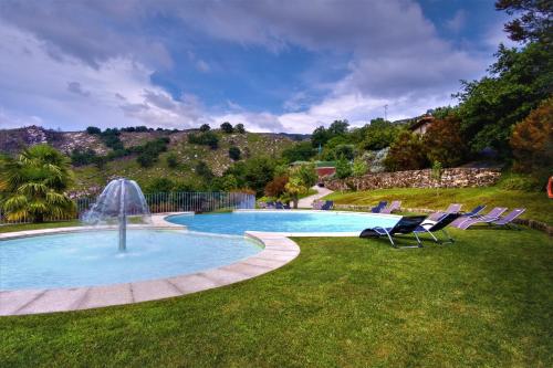 アルコス・デ・ヴァルデヴェスにあるEco-Bungalowの庭の噴水付きスイミングプール