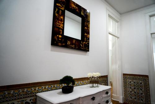 リスボンにあるAlmirante GuestHouseの室内のドレッサーの上に鏡