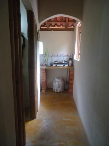 a hallway leading to a kitchen in a house at Hospedagem Brilho da Lua in Divino de São Lourenço