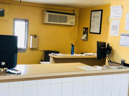 a counter in a restaurant with at Country Host Inn in Texarkana