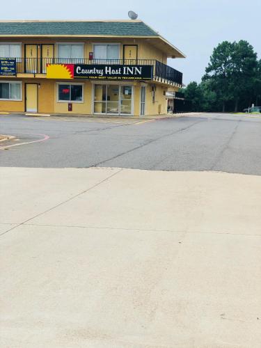 an empty parking lot in front of a building at Country Host Inn in Texarkana