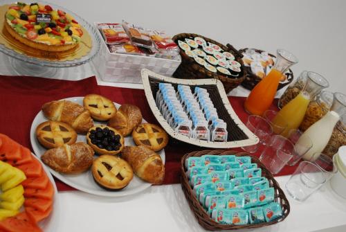 een tafel met verschillende soorten gebak en desserts bij Madigans rooms bed&breakfast in Lecce