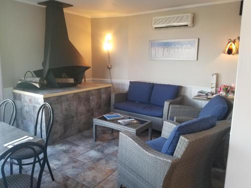 a living room with a couch and a coffee table at Hôtel-Motel Baie-Ste-Catherine in Baie-Sainte-Catherine