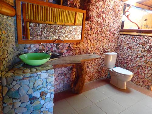 Et badeværelse på Waecicu Eden Beach Hotel