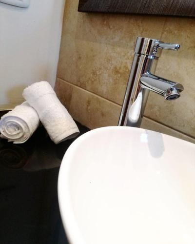 Bilik mandi di Villa Oasis