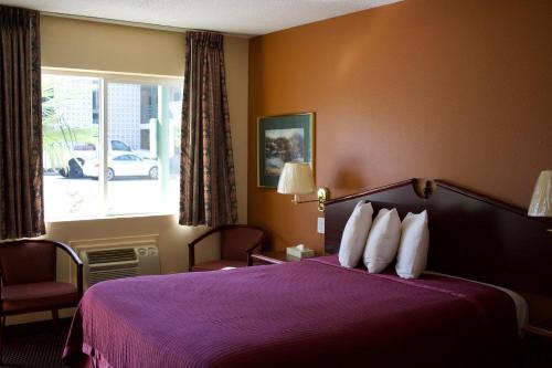 Ένα ή περισσότερα κρεβάτια σε δωμάτιο στο Knights Inn Salem