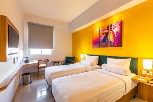 Postel nebo postele na pokoji v ubytování Great Diponegoro Hotel Surabaya