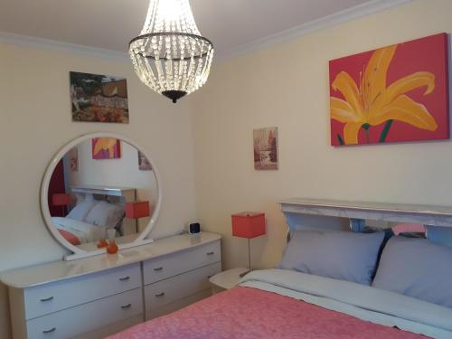 Rúm í herbergi á Three bedroom holiday apartment