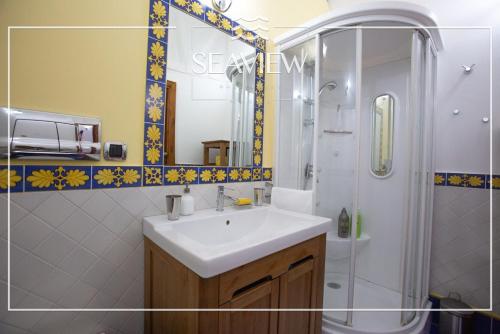 y baño con lavabo y ducha. en Seaview Guest House Giardini Naxos, en Giardini Naxos