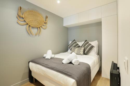 - une chambre avec un lit et des serviettes dans l'établissement Rent a Room - Chenier Paradise, à Paris