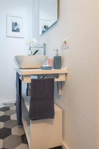 a bathroom with a sink and a counter at casa minù lamarmora in Cagliari