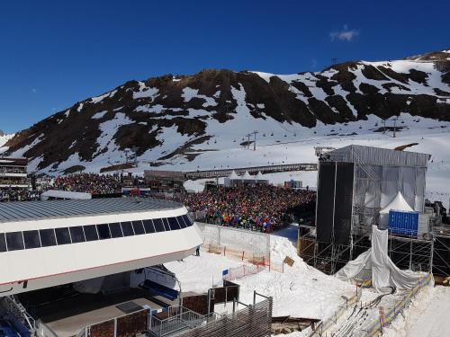 a crowd of people at a ski resort in front of a mountain at Apart-Garni Motnaida in Samnaun