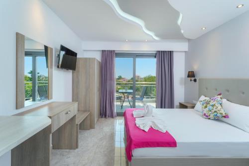 Postel nebo postele na pokoji v ubytování Eridon Suites