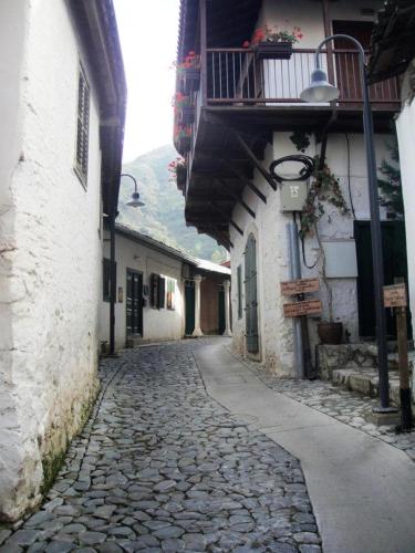 an empty alley with a building and a balcony at Archontiko I Misirlou in Kalopanayiotis