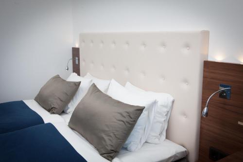 a bedroom with a bed with white sheets and pillows at Best Western Hotel River C in Karlstad