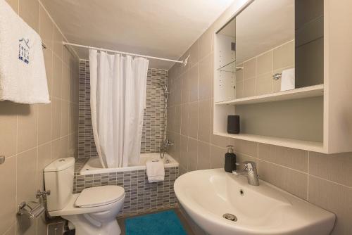 Kúpeľňa v ubytovaní Authentic Retro Flat in City Center #FeelsLikeHome