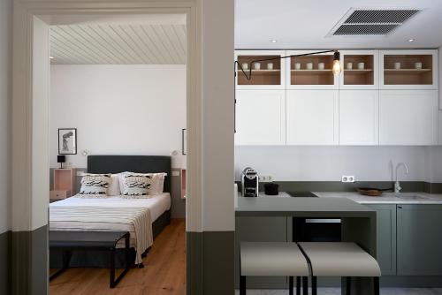 a kitchen and a bedroom with a bed and a sink at Argonauta Hotel in Parikia