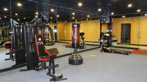 a gym with a bunch of equipment in it at 广州克莱顿酒店 Clayton Hotel Pazhou Exhibition Center in Guangzhou