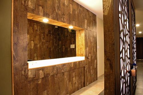 drewniana ściana z lustrem w korytarzu w obiekcie Rathna Square w mieście Pollachi