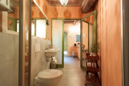 サン・ジミニャーノにあるDeluxe Romantic Apartment Casina di Elena San Gimignanoのバスルーム(トイレ、洗面台付)