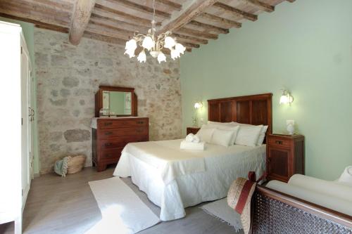 サン・ジミニャーノにあるDeluxe Romantic Apartment Casina di Elena San Gimignanoのベッドルーム(大型ベッド1台、鏡付)