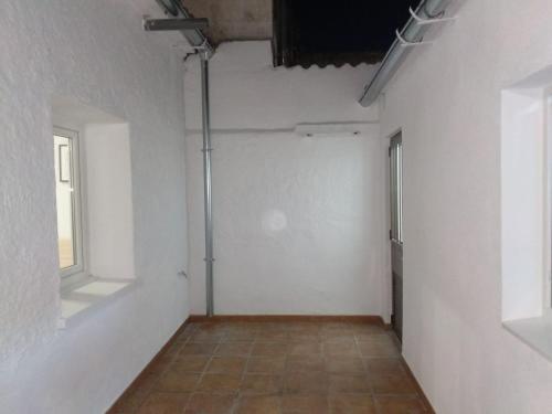 an empty room with a white wall and a window at Apartamentos Ciempozuelos, cerca del Parque Warner y Madrid in Ciempozuelos