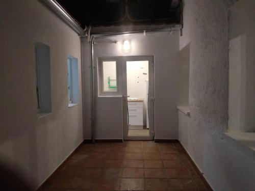 an empty hallway with a door leading to a room at Apartamentos Ciempozuelos, cerca del Parque Warner y Madrid in Ciempozuelos