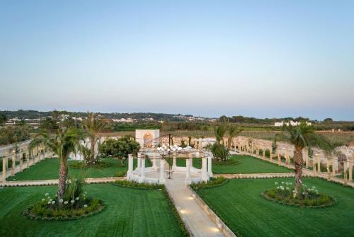 an aerial view of a garden with palm trees at Tenuta Mosè Charming House&Relais Gallipoli in Gallipoli