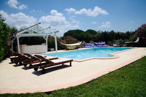 una piscina con bancos y un cenador en Villa Silvia Apartment, en Olmedo
