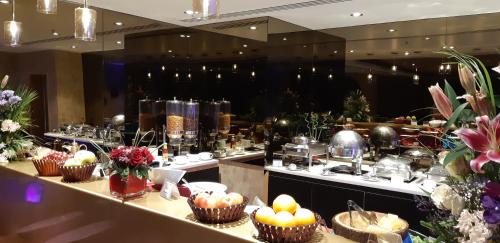 ein Restaurant mit einem Buffet mit ausgestellten Speisen in der Unterkunft Lotus Grand Hotel in Dubai