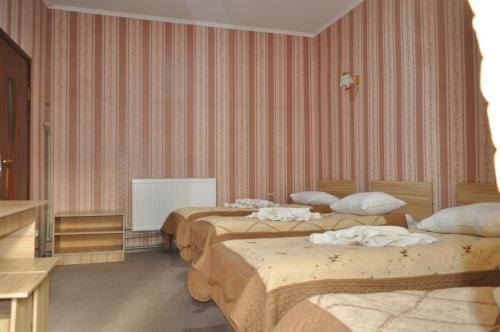 En eller flere senge i et værelse på гостевой дом Holiday