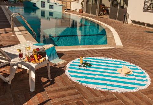 باموكالي ترمال إيس أوتيل في باموكالي: حمام سباحة مع طاولة بجوار طاولة سيد