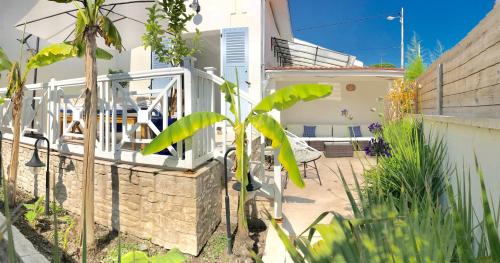une terrasse d'une maison avec une clôture dans l'établissement Villa LE TROIS MÂTS, à Arcachon