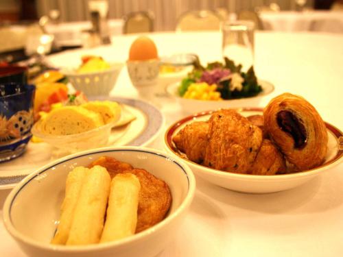 un tavolo con ciotole di cibo su un tavolo di The Celecton Takamatsu a Takamatsu